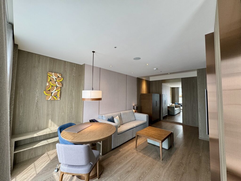 ダブルツリーbyヒルトン台北中山 コーナースイート リビングエリアの様子