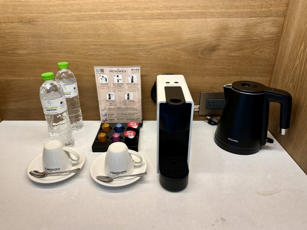 ダブルツリーbyヒルトン台北中山 コーナースイート 無料の水とエスプレッソマシーン