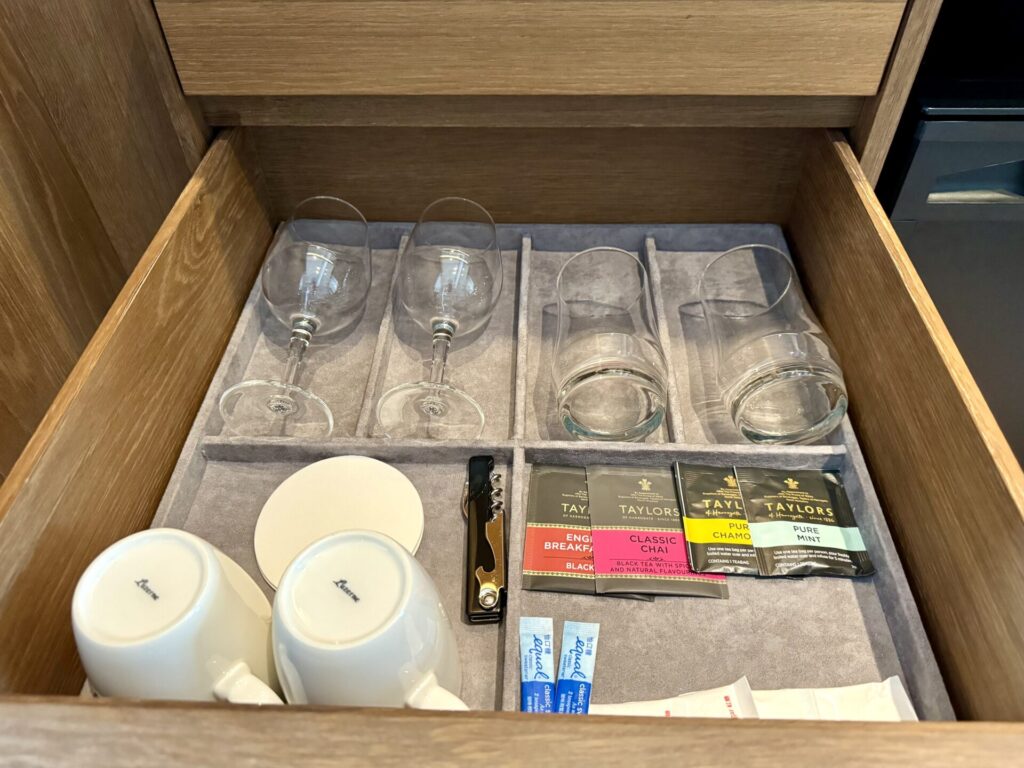 ダブルツリーbyヒルトン台北中山 コーナースイート ミニバー グラス類