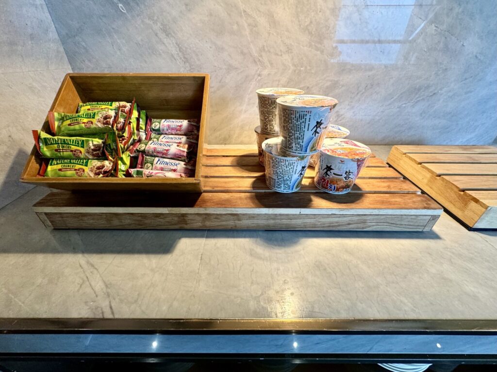 ヒルトン台北新板 エグゼクティブラウンジ ティータイム カップヌードル