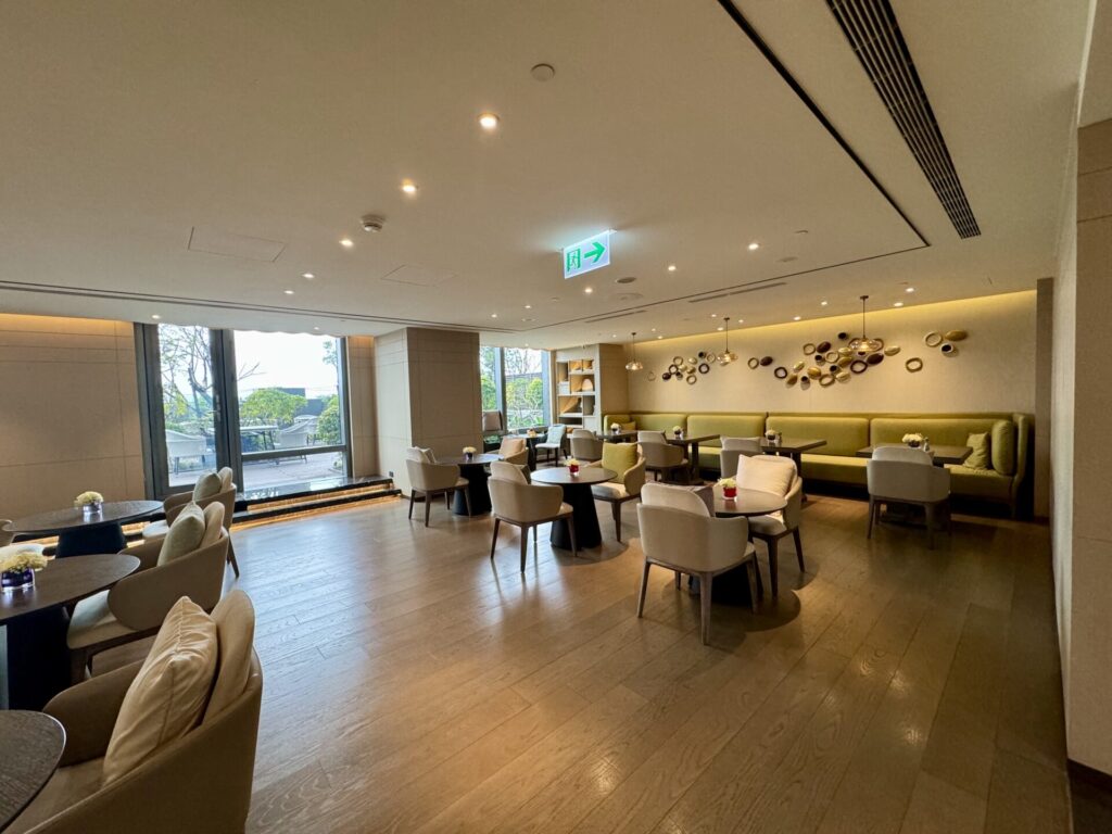 ヒルトン台北新板 エグゼクティブラウンジ ソファーとテーブル席エリア