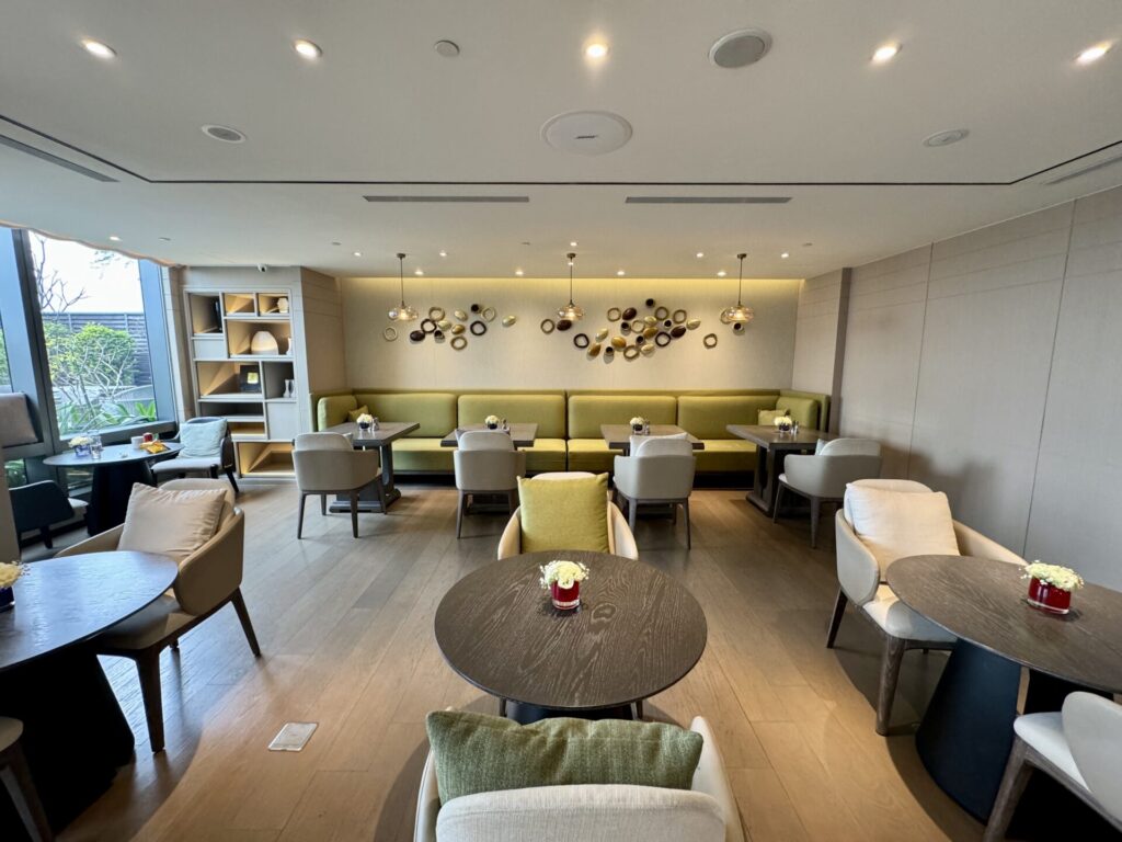 ヒルトン台北新板 エグゼクティブラウンジ ソファーとテーブル席エリア