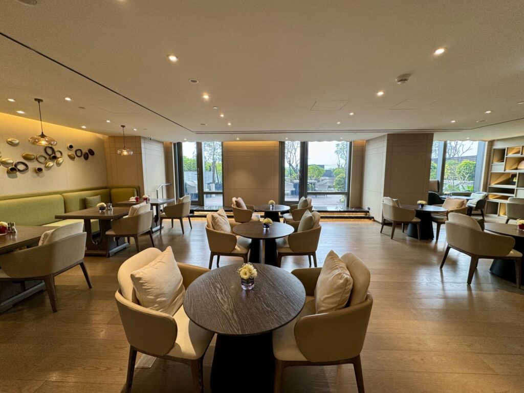 ヒルトン台北新板 エグゼクティブラウンジ ソファーとテーブル席エリア