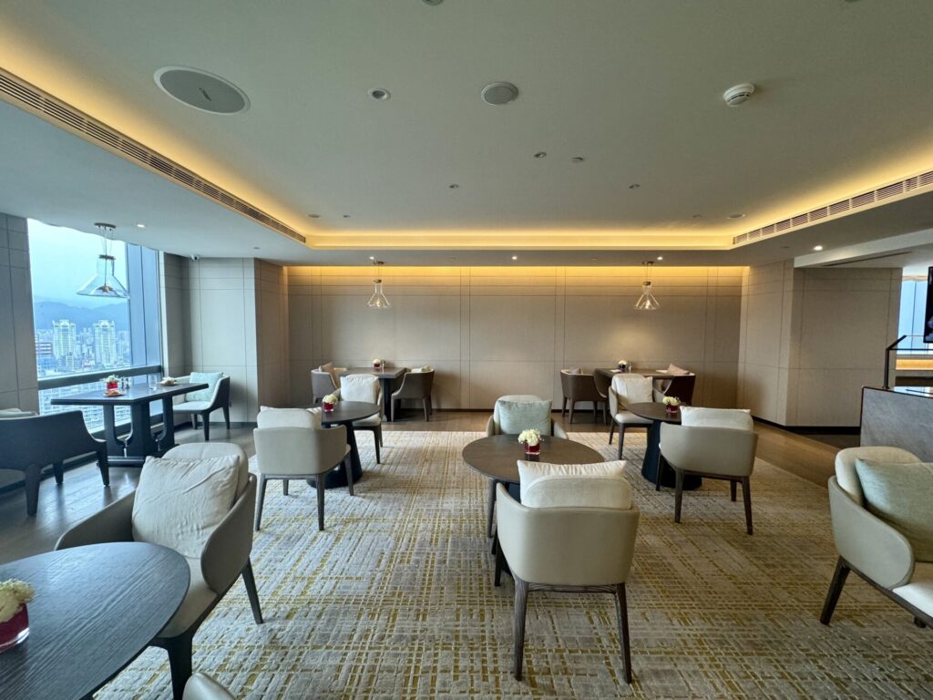 ヒルトン台北新板 エグゼクティブラウンジ テーブル席エリア
