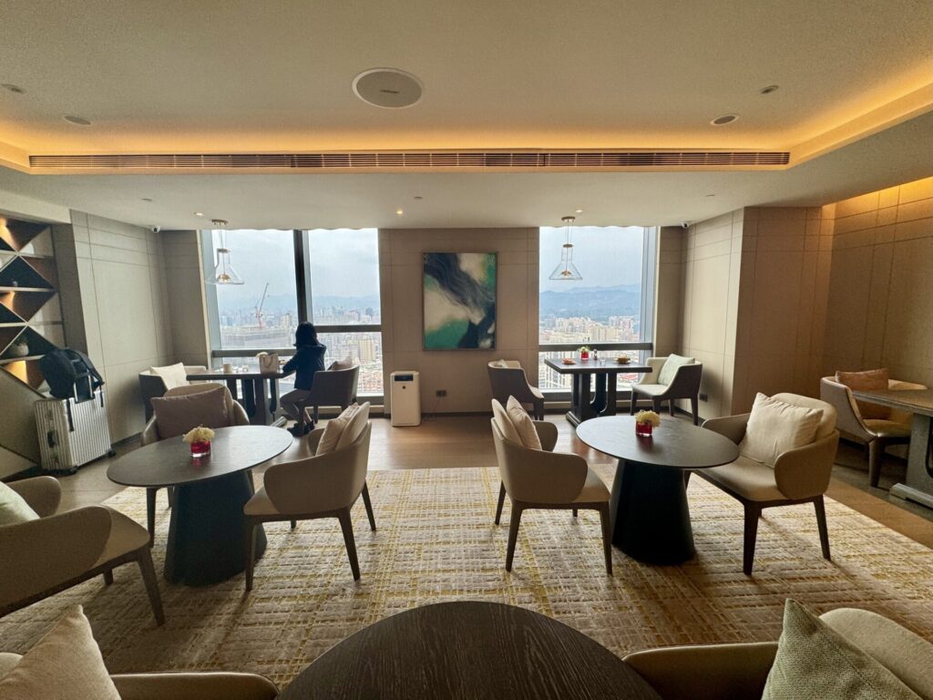 ヒルトン台北新板 エグゼクティブラウンジ テーブル席エリア