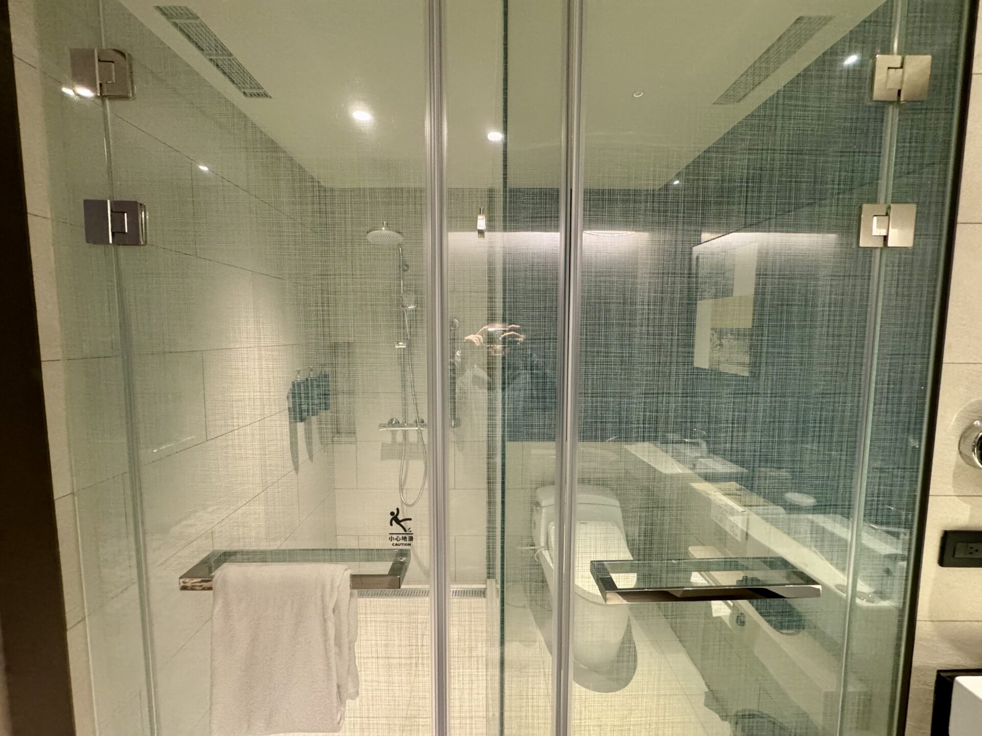 ヒルトン台北新板 デラックススイート トイレとシャワールーム