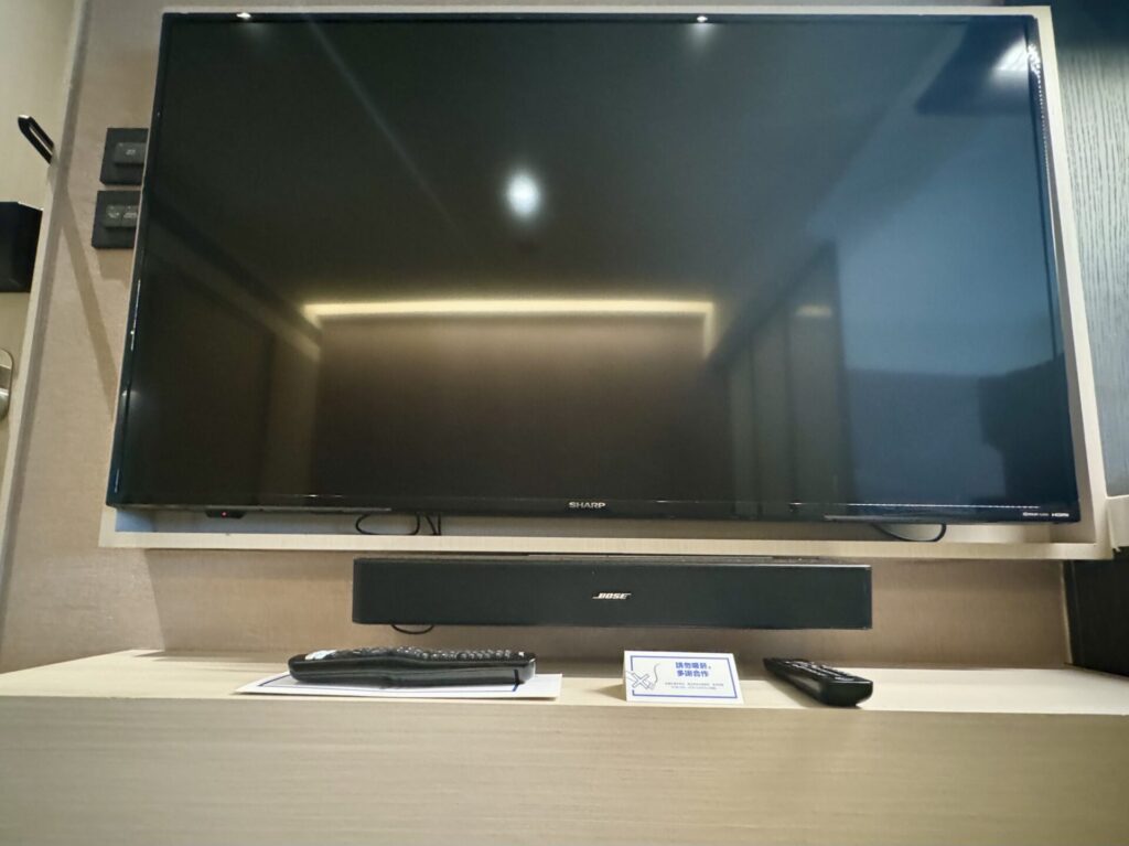 ヒルトン台北新板 デラックススイート テレビとサウンドバースピーカー