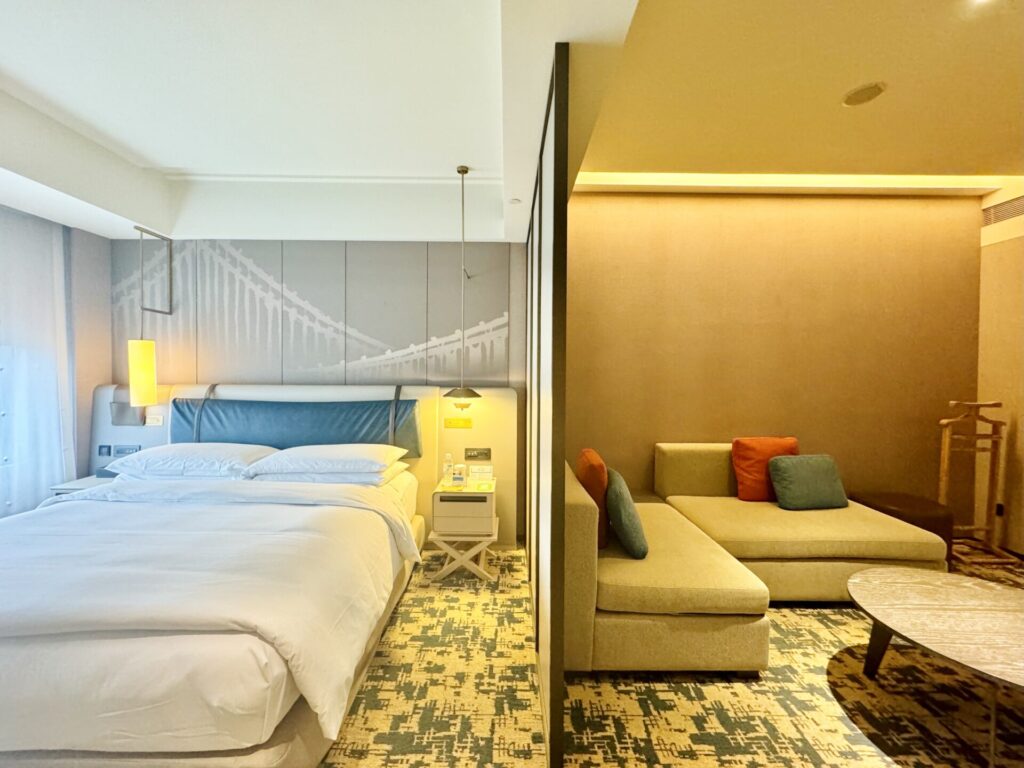 ヒルトン台北新板 デラックススイート ベッドルームとリビングエリアの境目