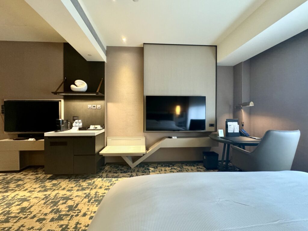 ヒルトン台北新板 デラックススイート ベッドからテレビを見る