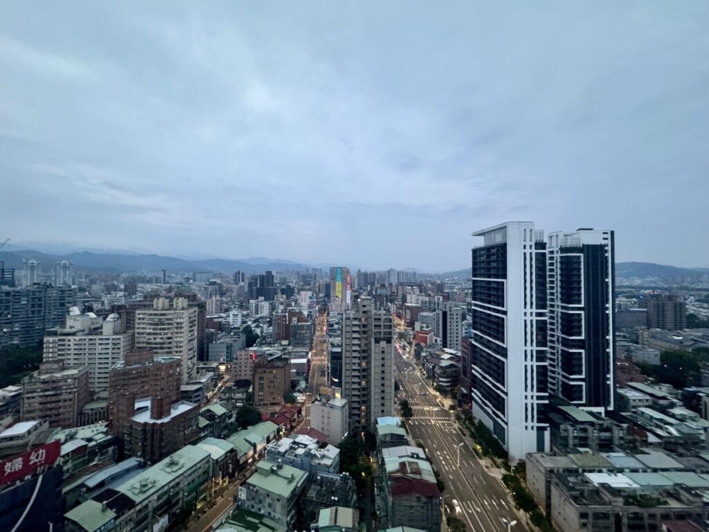 ヒルトン台北新板 客室からの眺め 朝焼け