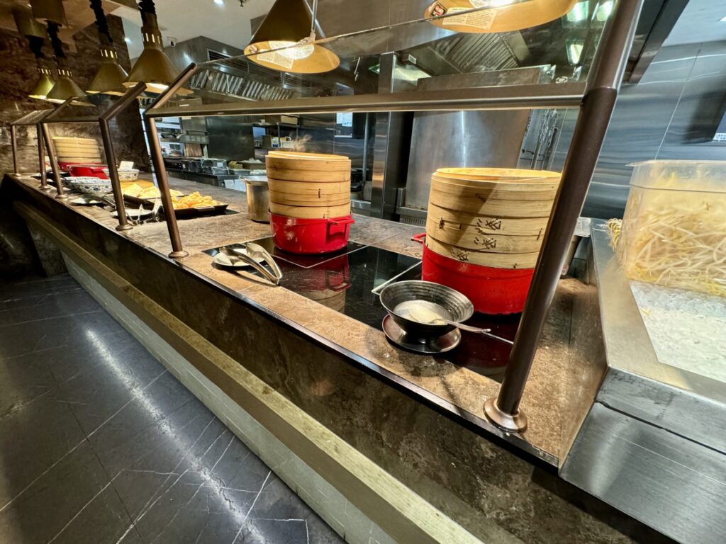 ヒルトン台北新板 朝食 ビュッフェ台