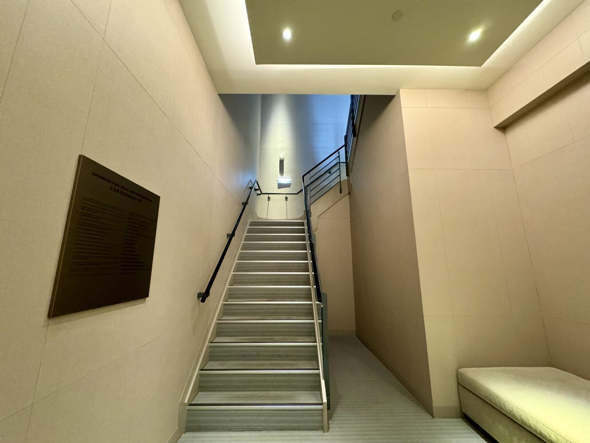 ヒルトン台北新板 ジムや屋上プールへの階段