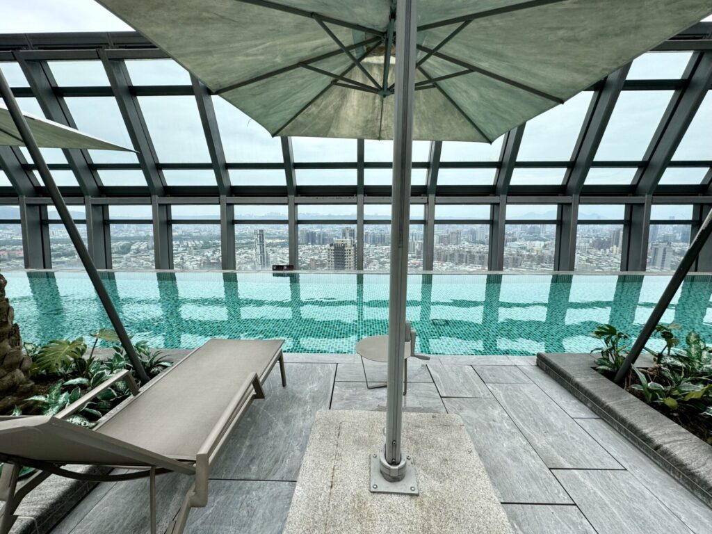 ヒルトン台北新板 屋上プール