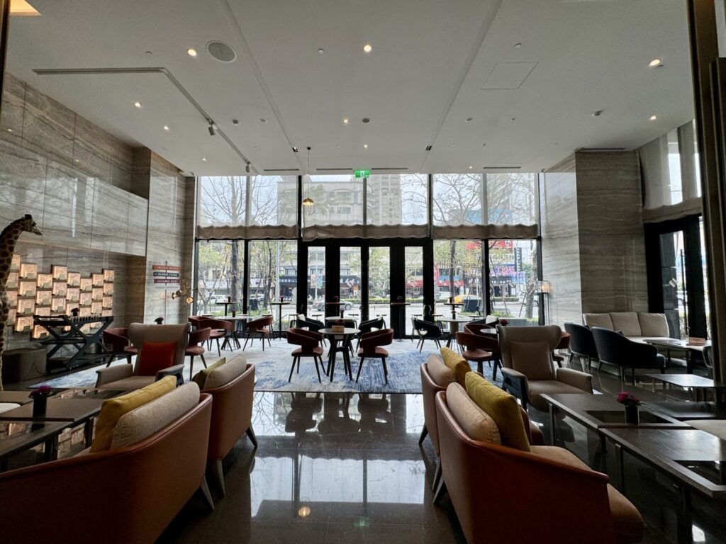 ヒルトン台北新板 ロビーバー「ソーシャビリティ」