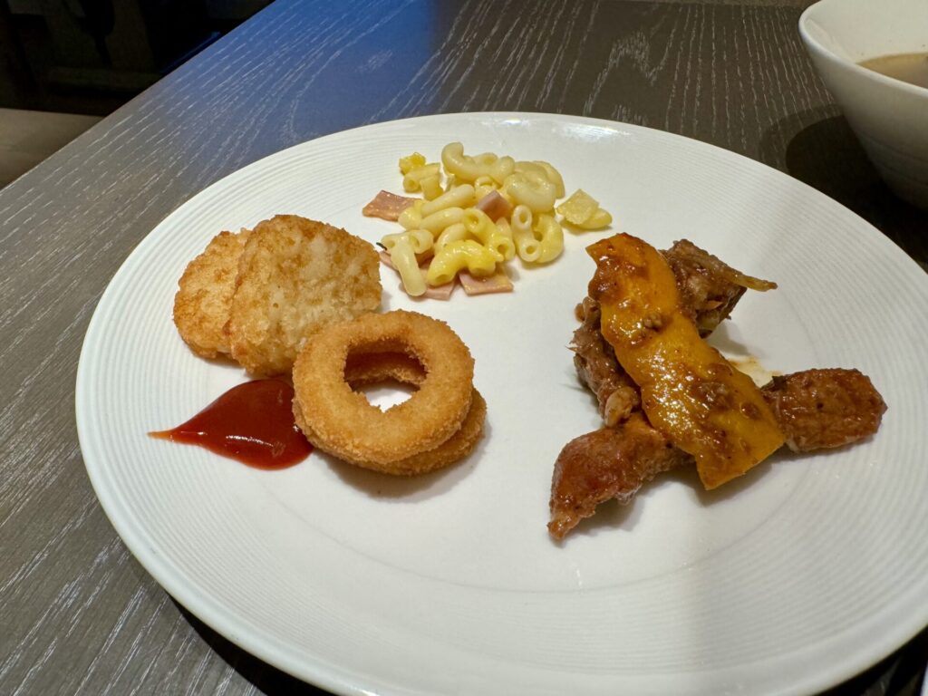 ヒルトン台北新板 エグゼクティブラウンジ イブニングカクテル 食べたもの