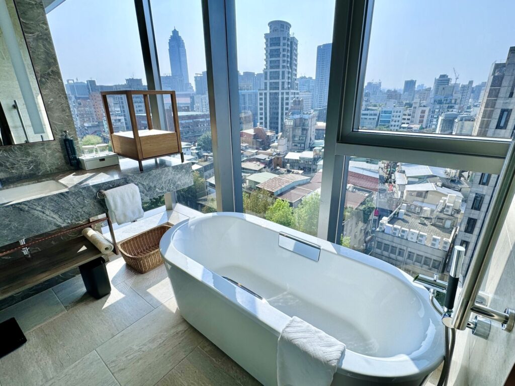 ダブルツリー台北中山 キング1ベッドルーム コーナースイート バスルーム