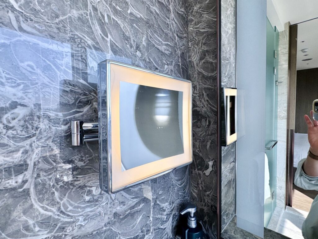 ダブルツリー台北中山 洗面台の拡大鏡