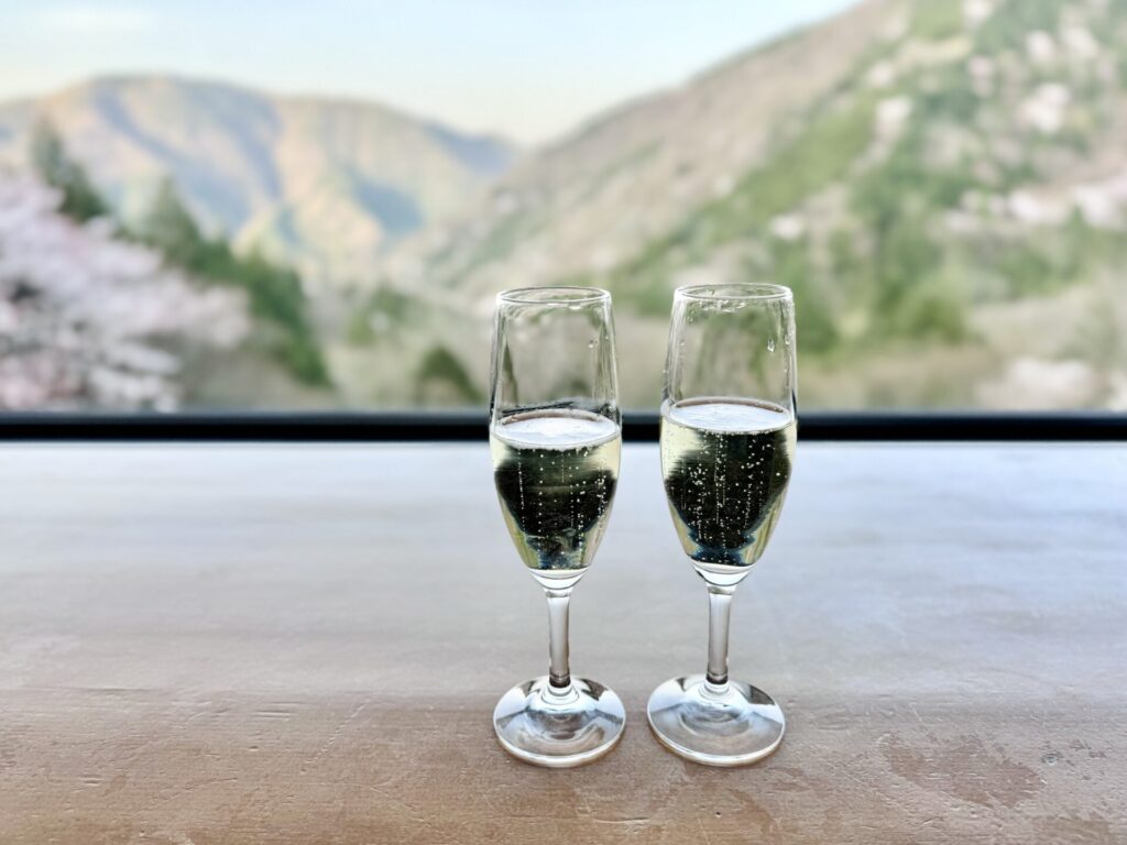 「bar hotel 箱根香山」ラウンジ スパークリングで乾杯