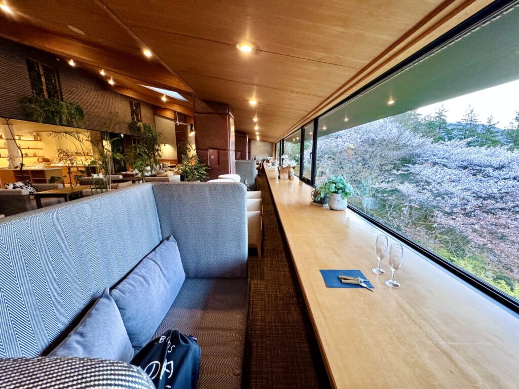 「bar hotel 箱根香山」ラウンジ カウンター席