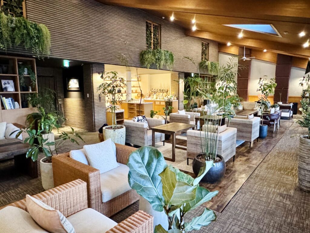 「bar hotel 箱根香山」ラウンジの様子