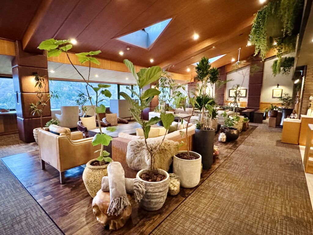 「bar hotel 箱根香山」ラウンジの様子