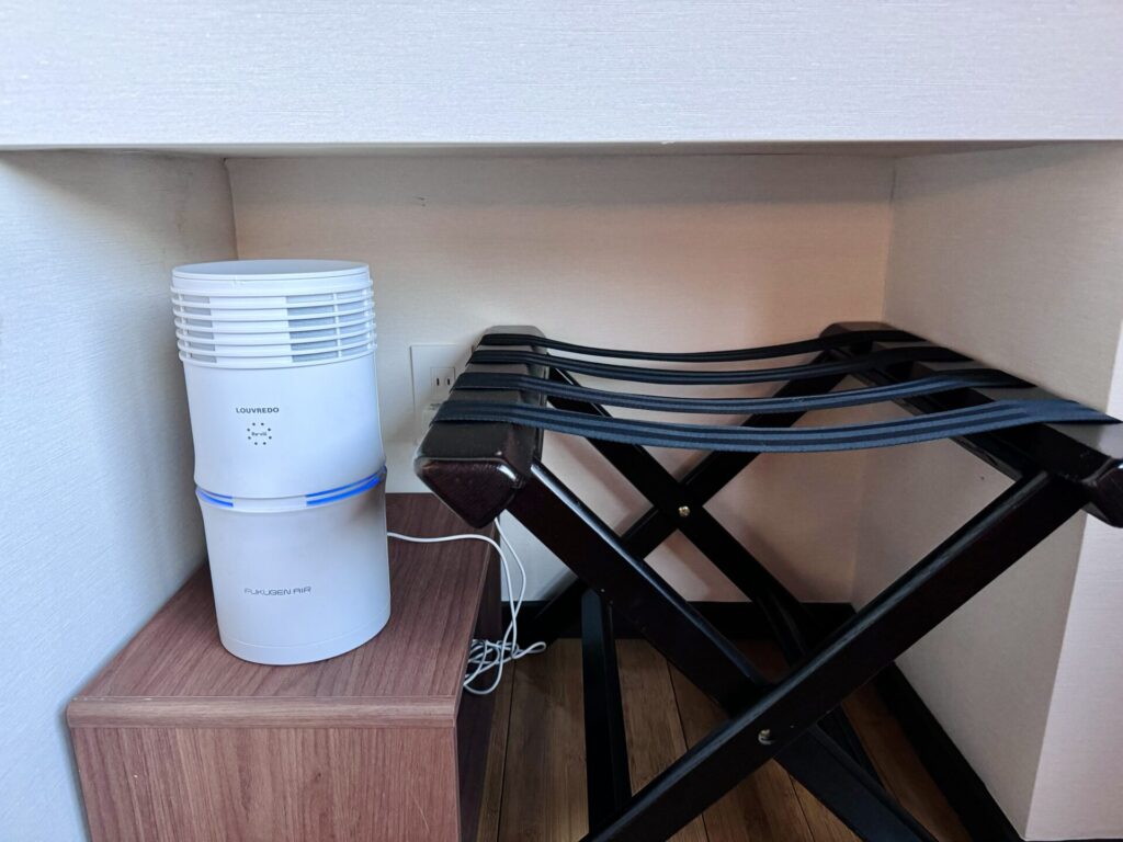 「bar hotel 箱根香山」空気清浄機と荷物置き