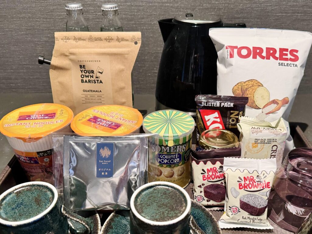 「bar hotel 箱根香山」客室のお菓子など