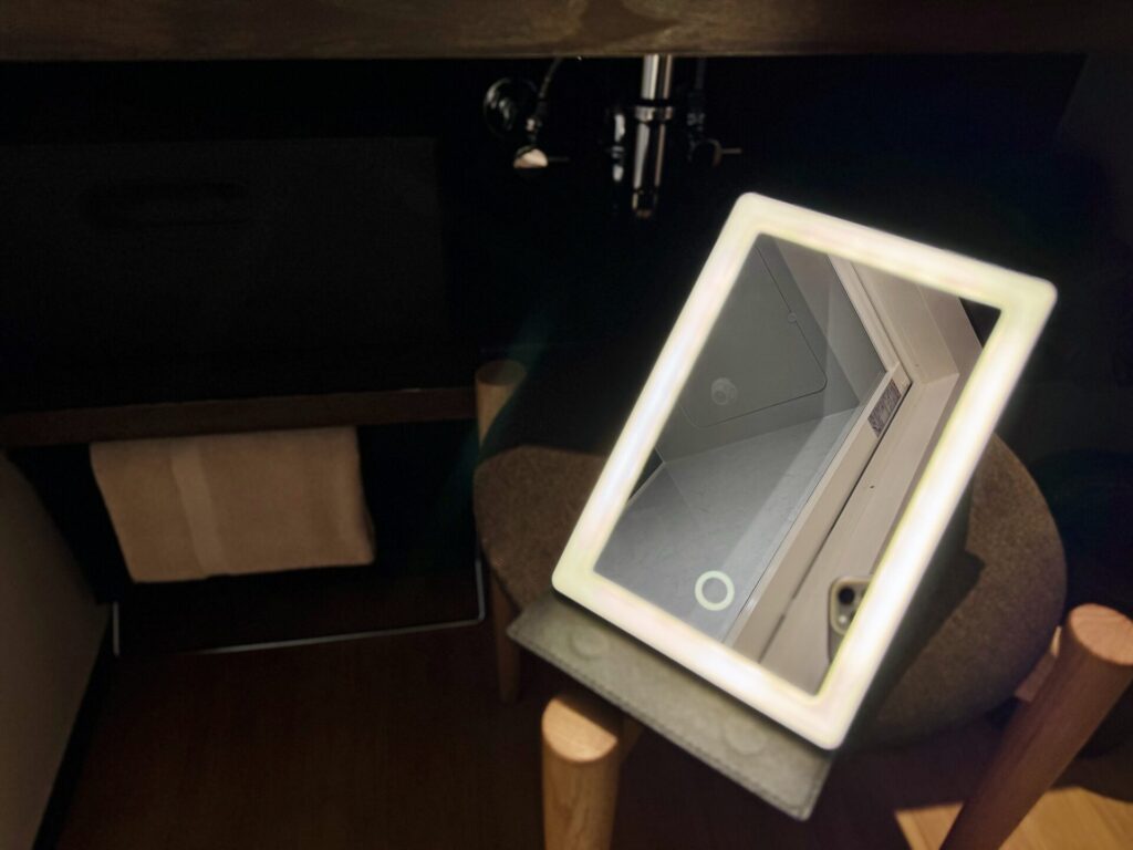 「bar hotel 箱根香山」ライト付きミラー