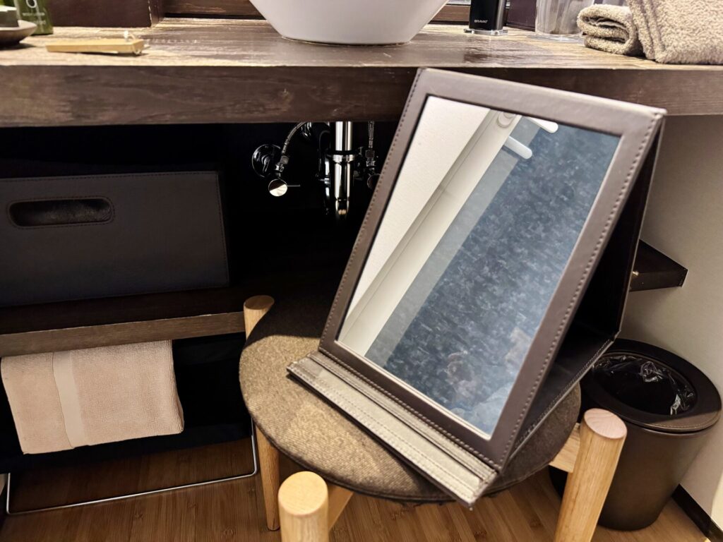 「bar hotel 箱根香山」ミラー