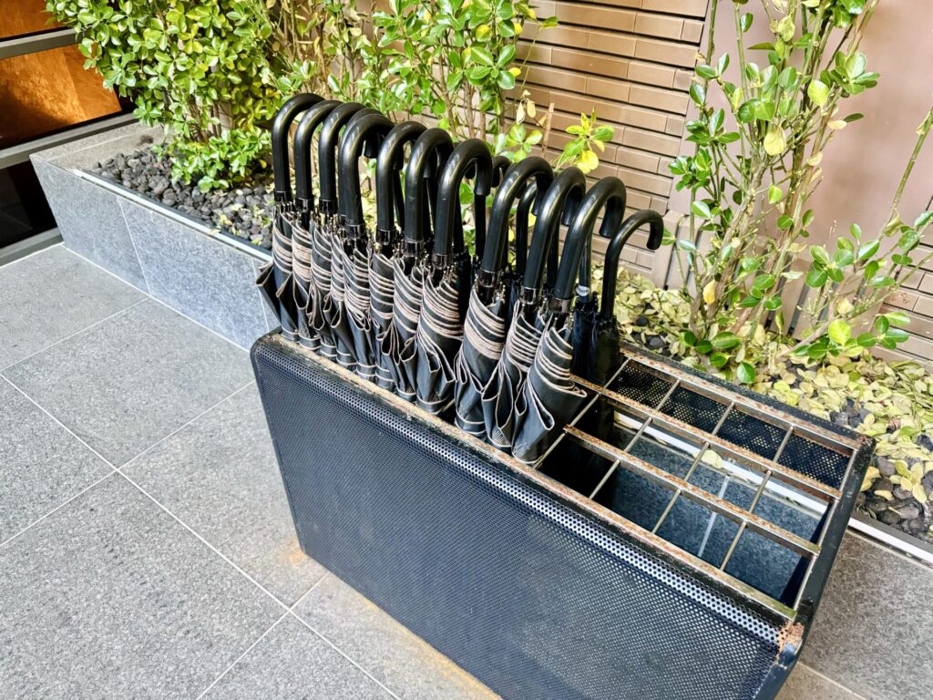 「bar hotel 箱根香山」エントランスの傘