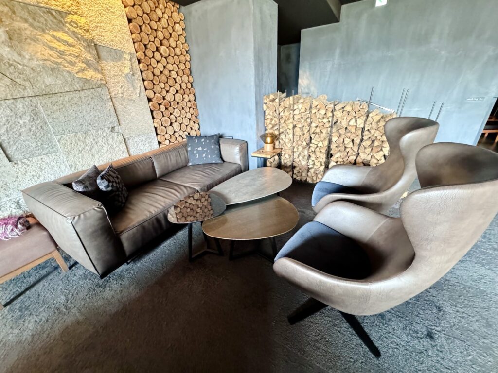 「bar hotel 箱根香山」バーエリアの4名席