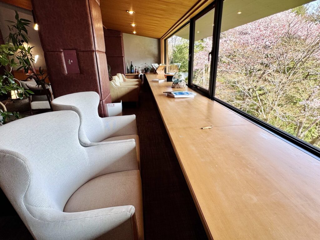 「bar hotel 箱根香山」ラウンジ(朝食会場)の様子