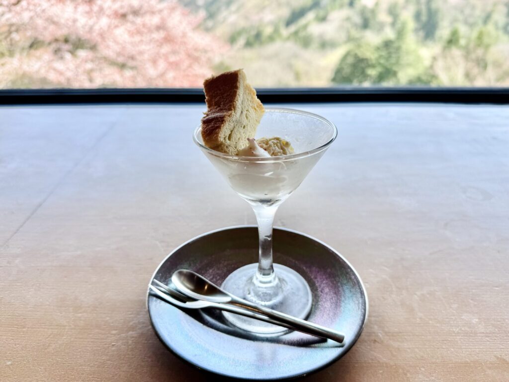 「bar hotel 箱根香山」ラウンジ 朝食