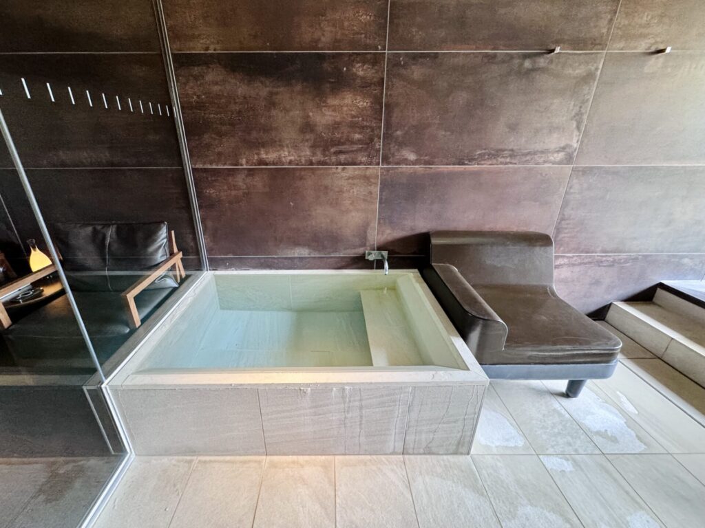 「bar hotel 箱根香山」プライベートスパの様子