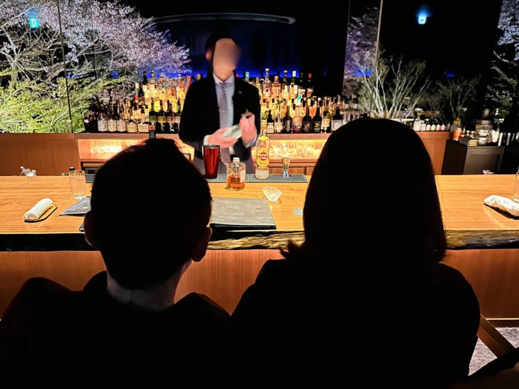 「bar hotel 箱根香山」バーカウンターの様子