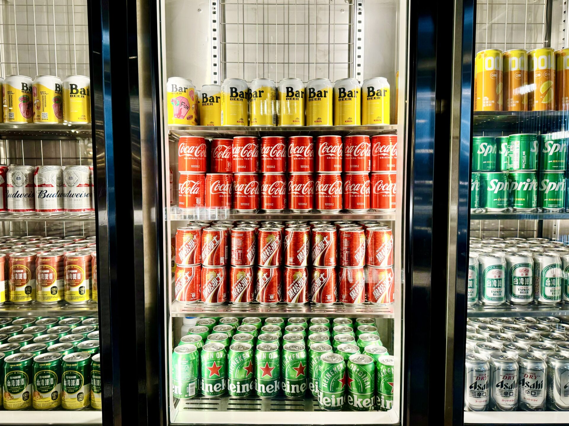 ヒルトン台北新板 朝食 ビールの入った冷蔵庫