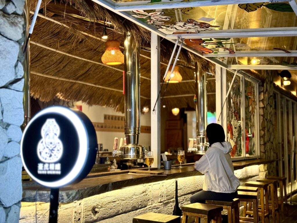 台北グルメ Driftwood 西門町 クラフトビールをカウンターで飲む