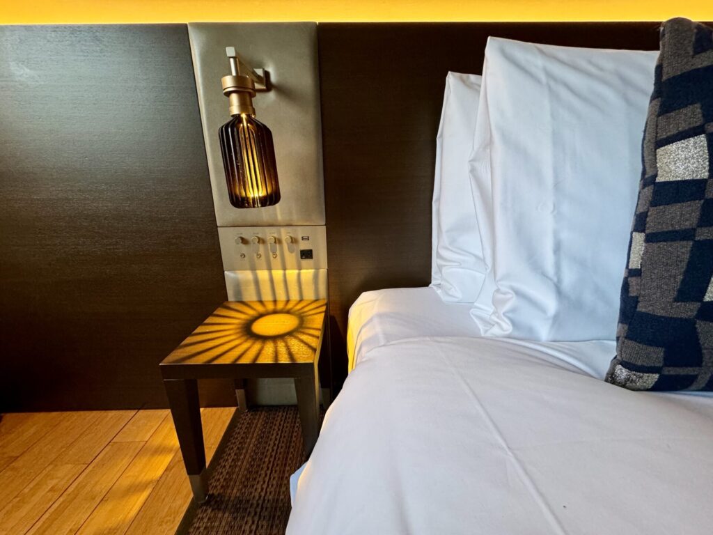 bar hotel箱根香山 客室 ベッドサイド