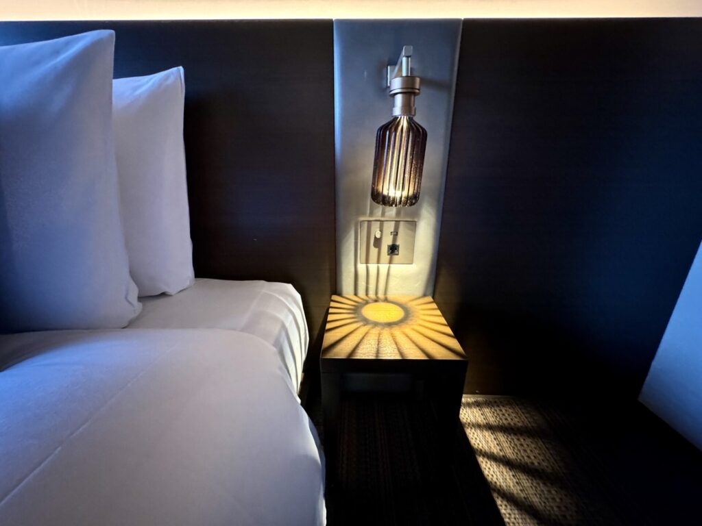 bar hotel箱根香山 客室 ベッドサイド