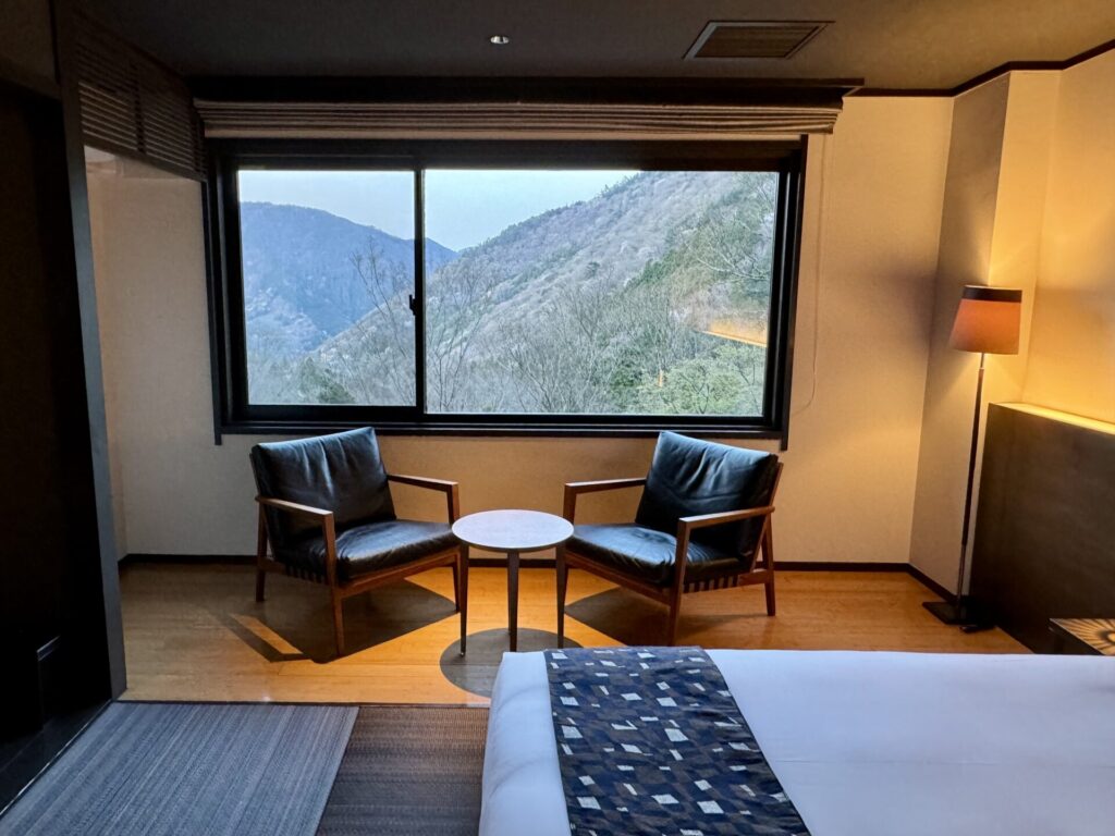 bar hotel箱根香山 客室 スタンダード ソファとテーブル