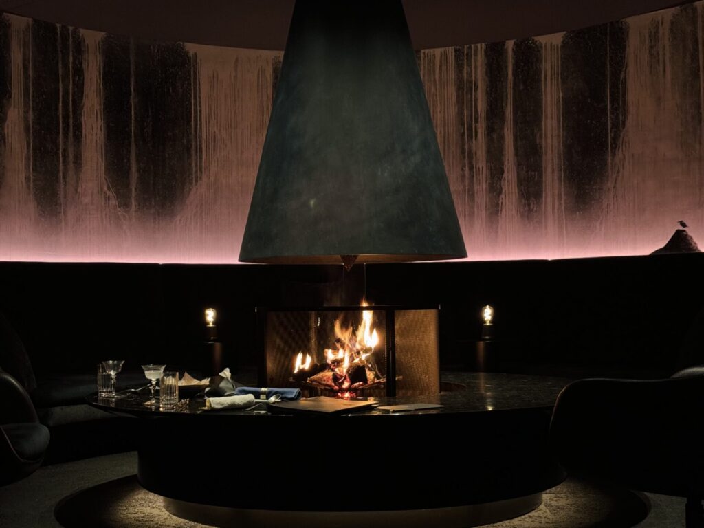 「bar hotel 箱根香山」暖炉席の様子