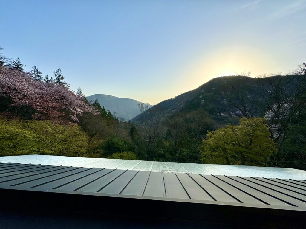 bar hotel箱根香山 客室の眺望 朝焼け