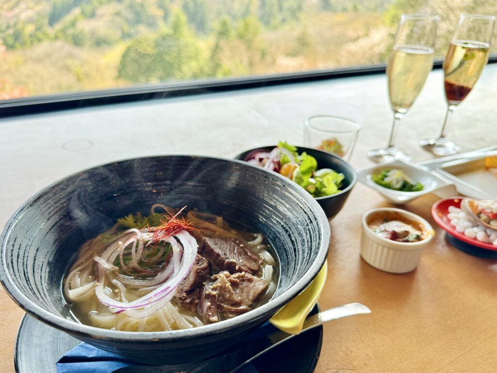「bar hotel 箱根香山」ラウンジ 朝食