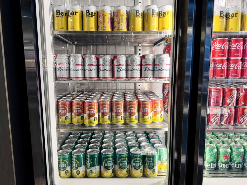 ヒルトン台北新板 朝食 ビールの入った冷蔵庫