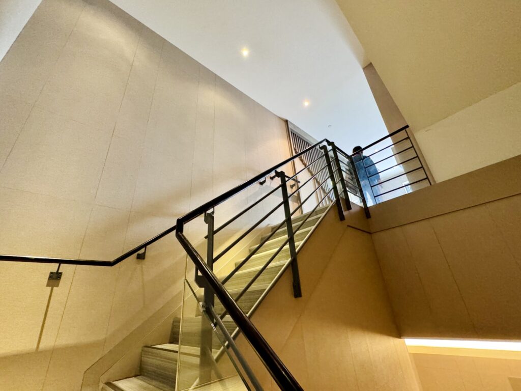 ヒルトン台北新板 ジムや屋上プールへの階段