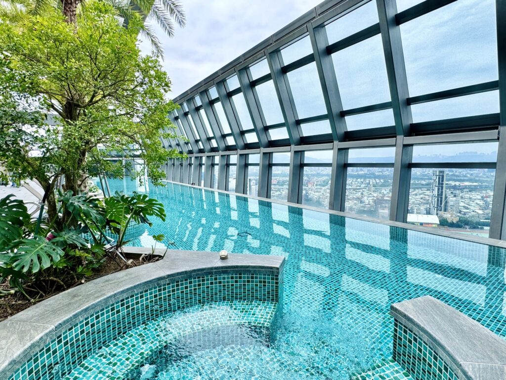 ヒルトン台北新板 屋上プール