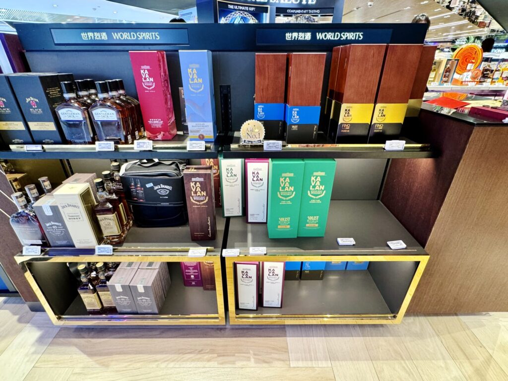 台湾桃園国際空港 免税エリアにて