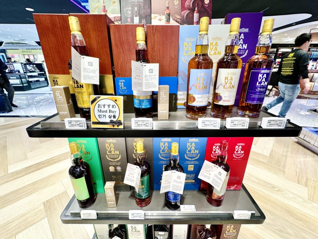 台湾桃園国際空港 免税エリアにて