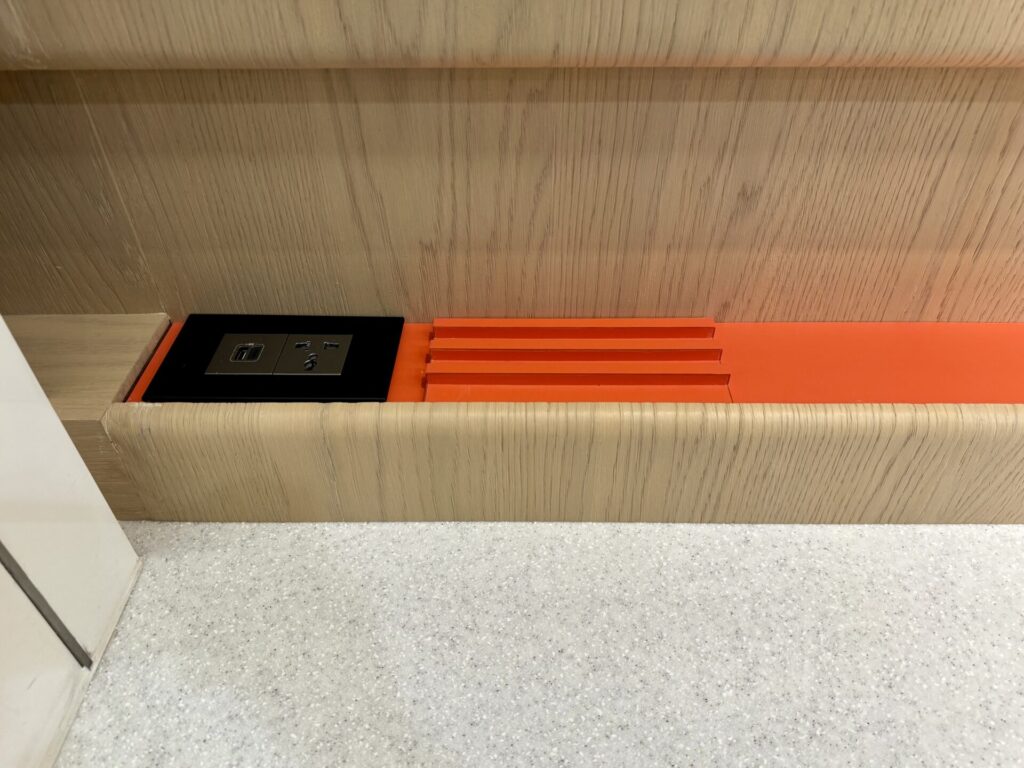 台湾桃園国際空港「The infinity(ザ・インフィニティ)」ラウンジ座席の電源ポート