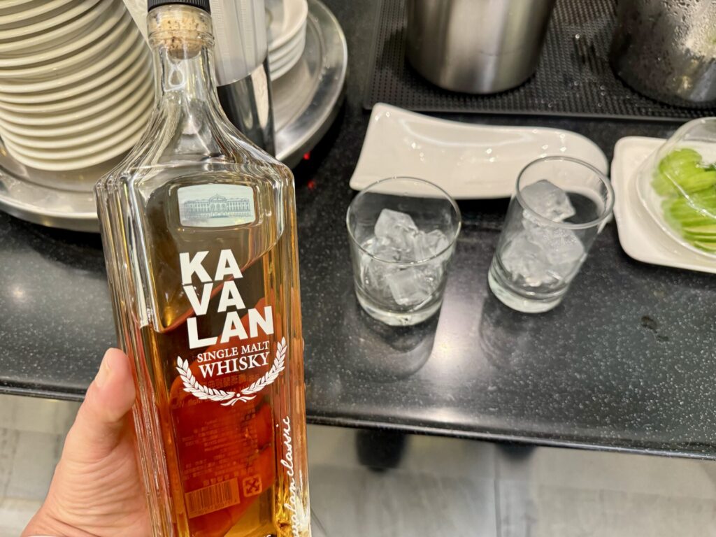 エバー航空 ラウンジ KAVALANウイスキー